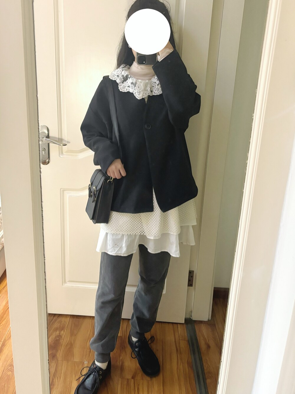ブラック系のその他シューズ、グレー系のその他パンツ、ブラック系のその他アウターを着用したレディースの秋コーディネートの2枚目の写真