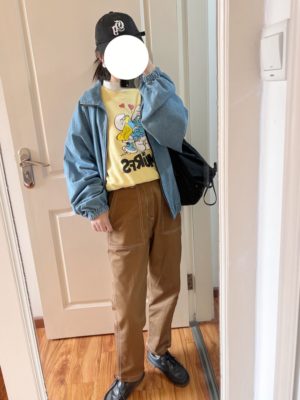 ブラウン系のその他パンツ、イエロー系のスウェット、ブラック系のバッグを着用したレディースの冬コーディネートの2枚目の写真