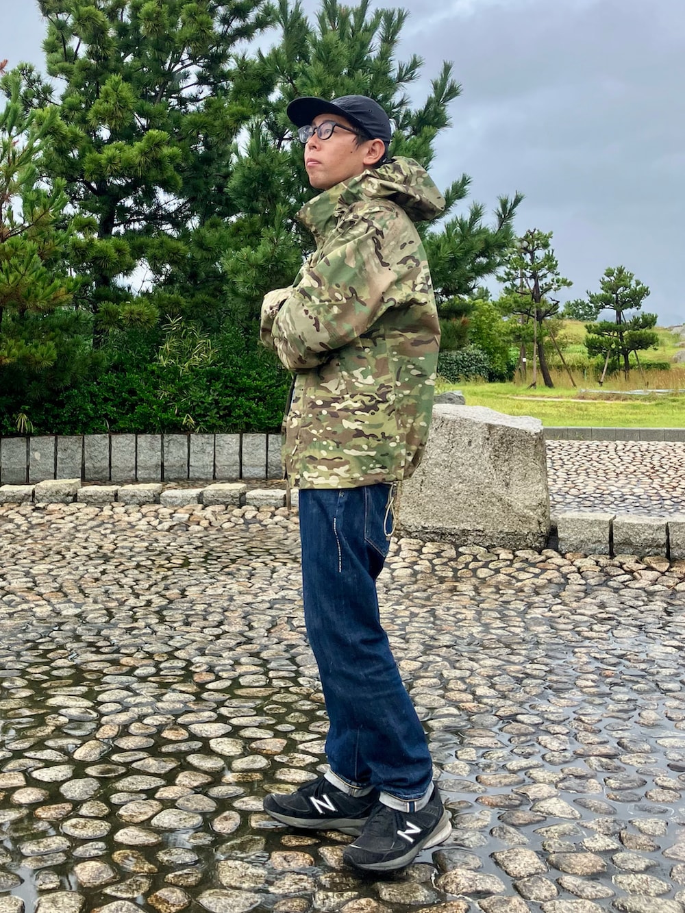 その他のミリタリージャケット、グリーン系のシャツ/ブラウス、ブルー系のデニムパンツを着用したメンズの秋コーディネートの2枚目の写真