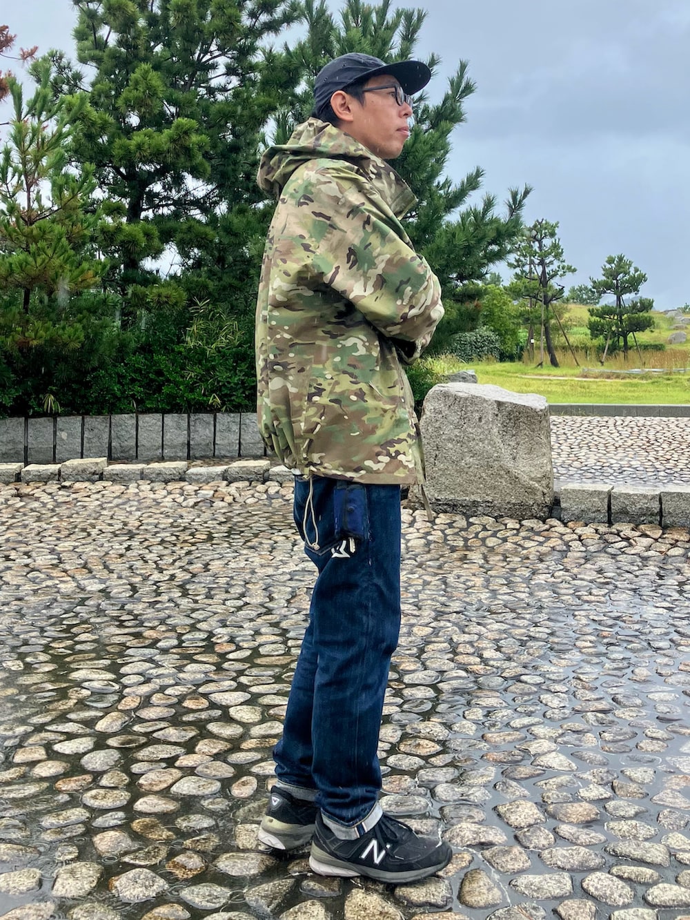 その他のミリタリージャケット、グリーン系のシャツ/ブラウス、ブルー系のデニムパンツを着用したメンズの秋コーディネートの3枚目の写真