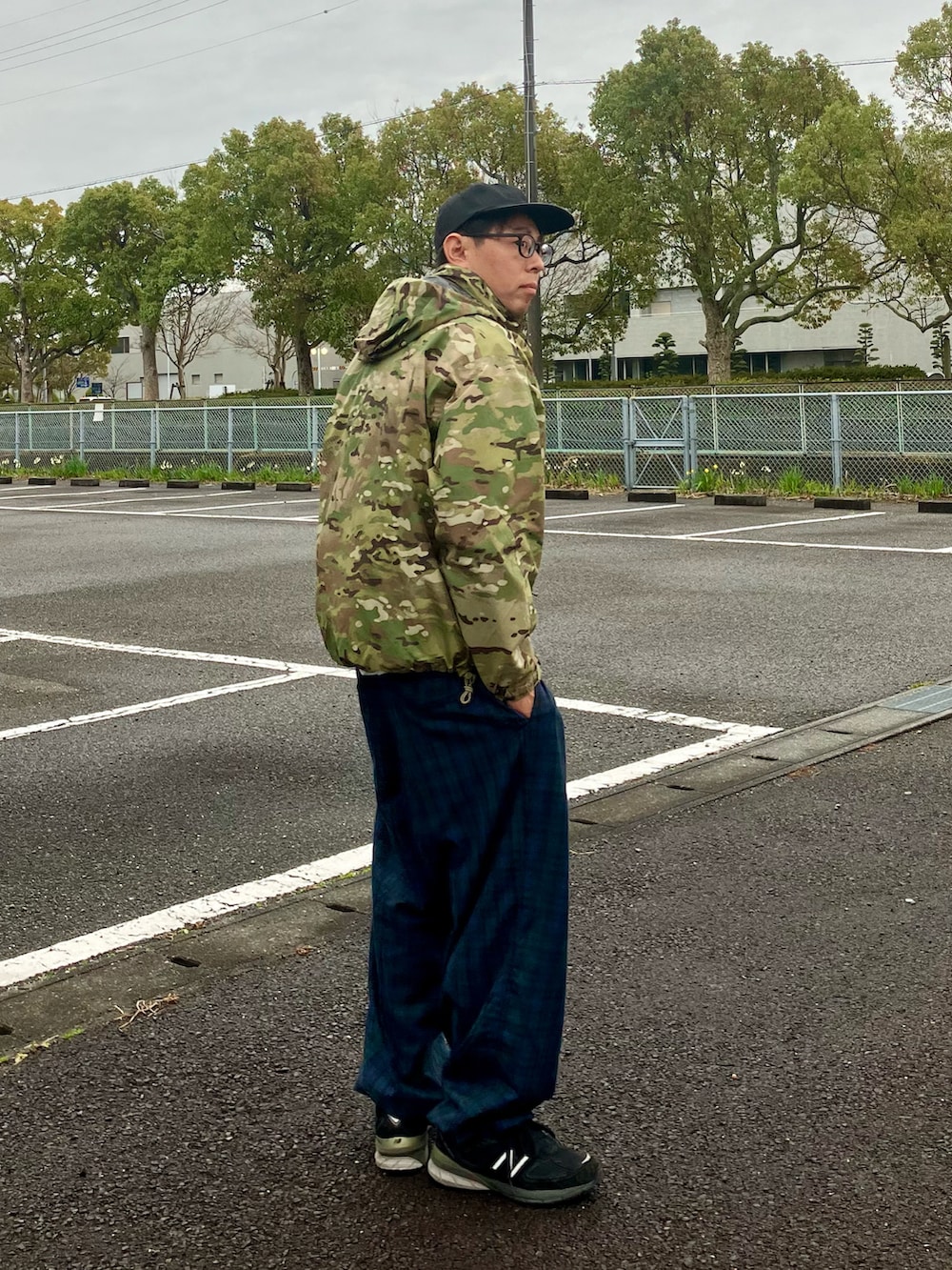 その他のミリタリージャケット、グリーン系のその他パンツ、ブラック系のスニーカーを着用したメンズの春コーディネートの3枚目の写真