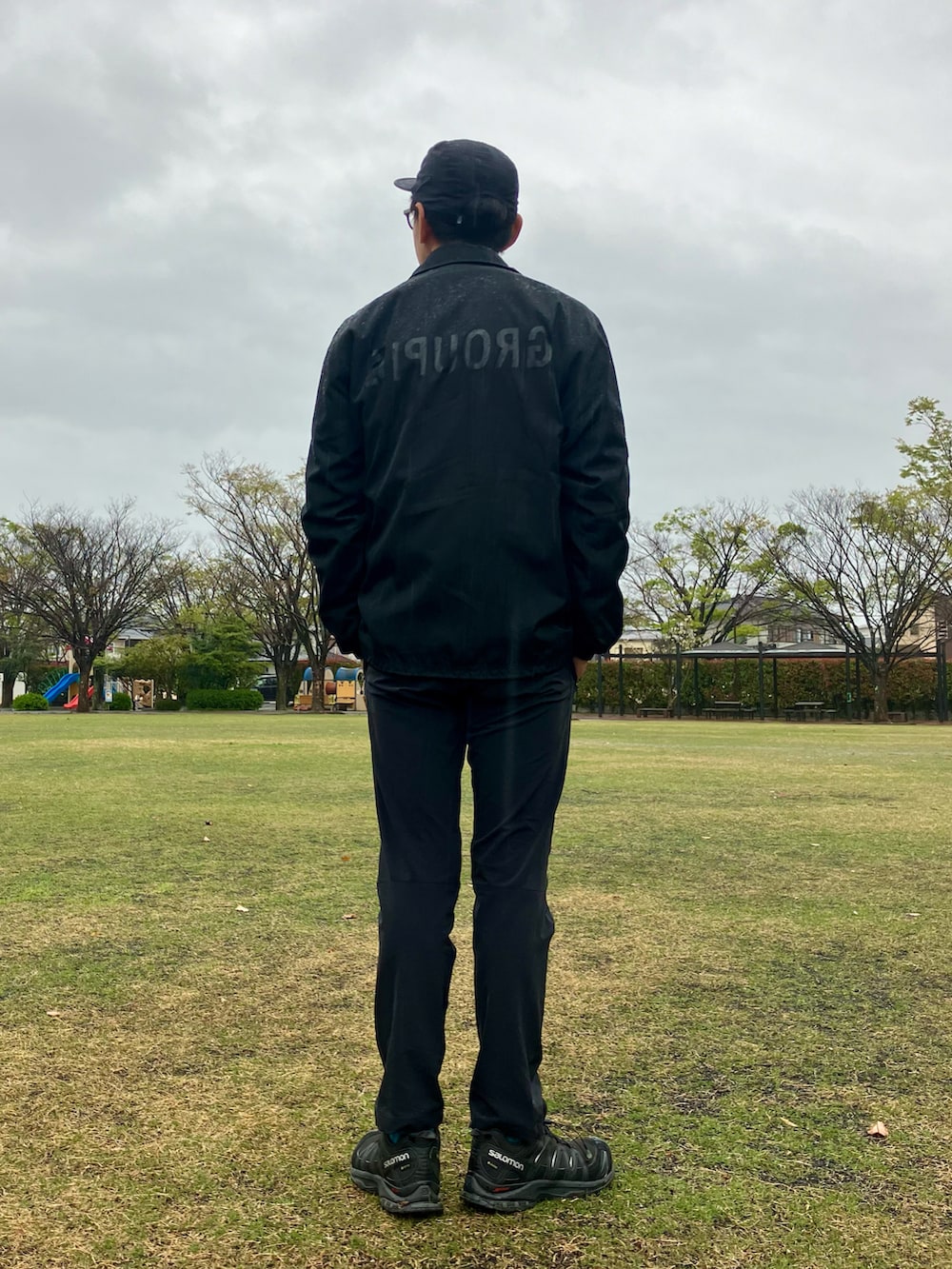 ブラック系のブルゾン、ホワイト系のシャツ/ブラウス、ブラック系のその他パンツを着用したメンズの春コーディネートの2枚目の写真