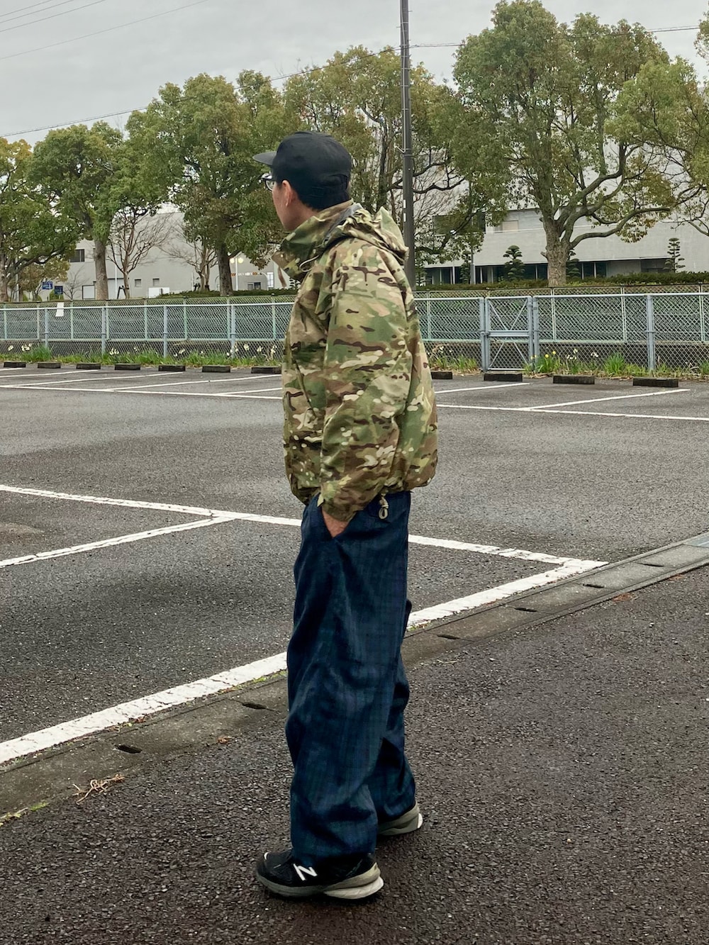 その他のミリタリージャケット、グリーン系のその他パンツ、ブラック系のスニーカーを着用したメンズの春コーディネートの2枚目の写真