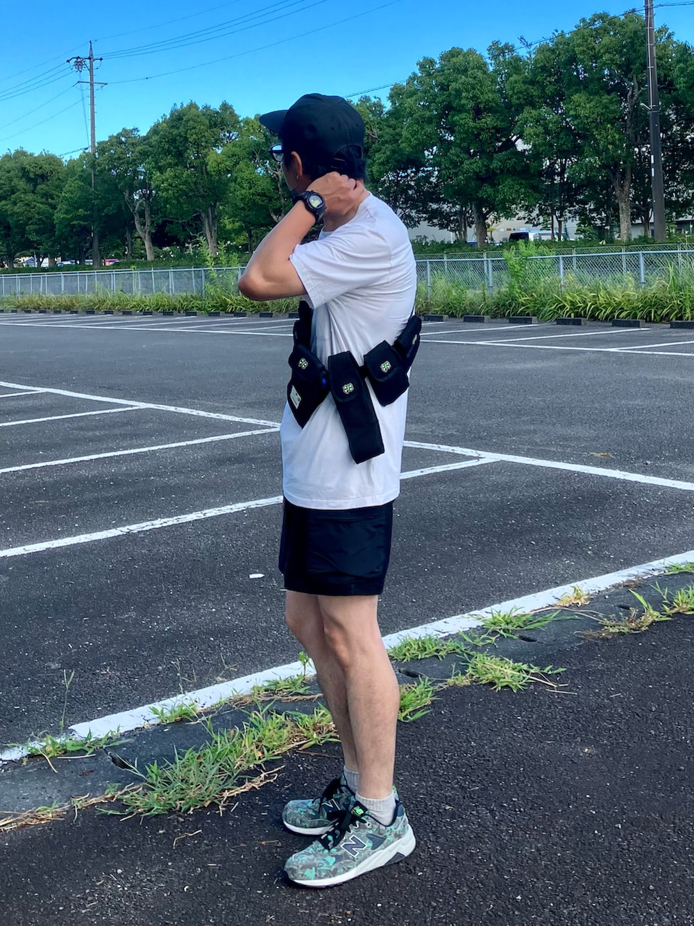 ブラック系のショルダーバッグ、ブラック系のパンツ、その他のスニーカーを着用したメンズの夏コーディネートの2枚目の写真