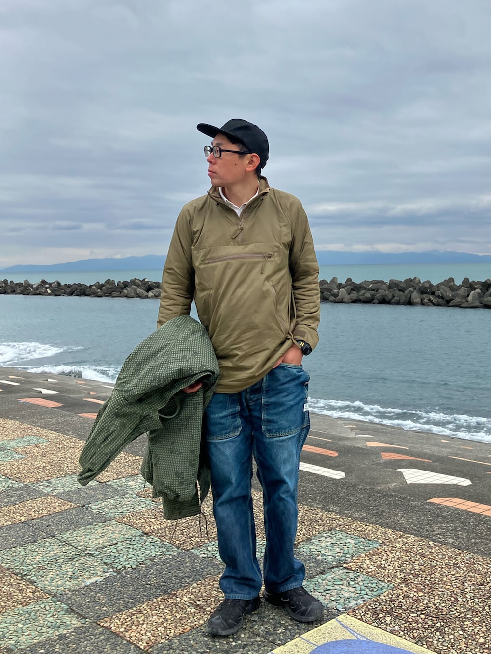 ホワイト系のシャツ/ブラウス、グリーン系のナイロンジャケット、グリーン系のミリタリージャケットを着用したメンズの冬コーディネートの2枚目の写真