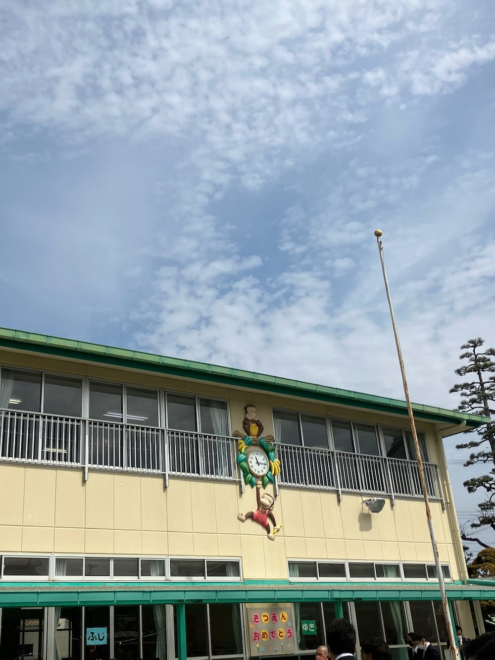 ホワイト系のシャツ/ブラウス、ブラック系のパンツ、ホワイト系のスニーカーを着用したメンズの春コーディネートの2枚目の写真