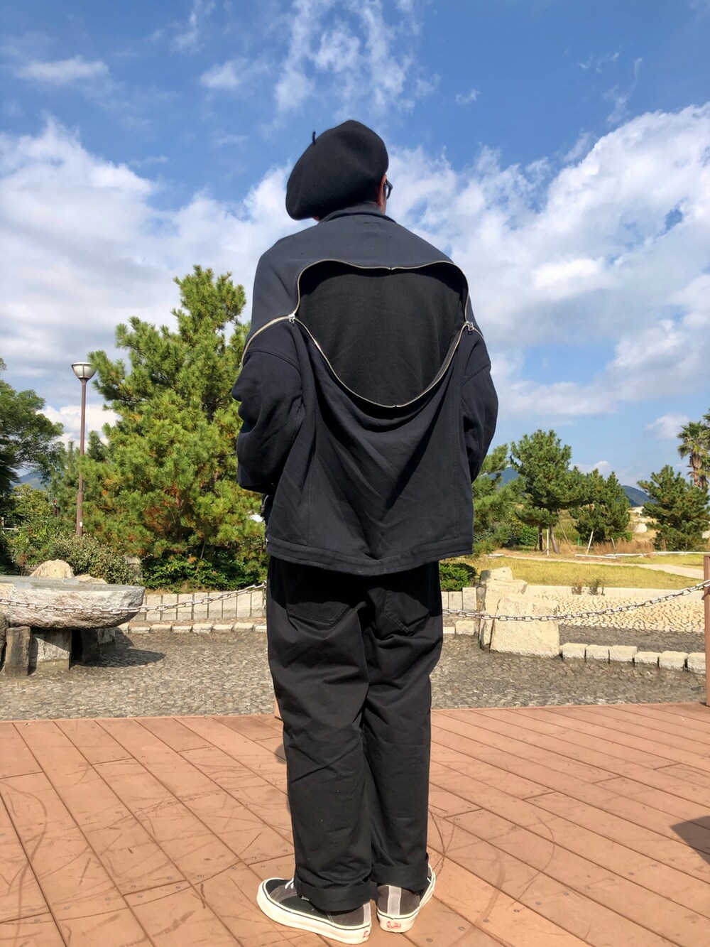 ブラック系のニット/セーター、ブラック系のジャケット/アウター、ブラック系のパンツを着用したメンズの秋コーディネートの4枚目の写真