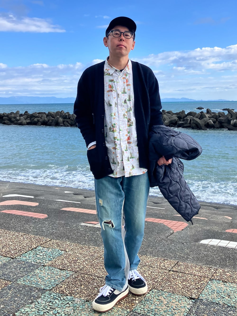 ブラック系のスニーカー、ホワイト系のシャツ/ブラウス、ブラック系のミリタリージャケットを着用したメンズの冬コーディネートの3枚目の写真