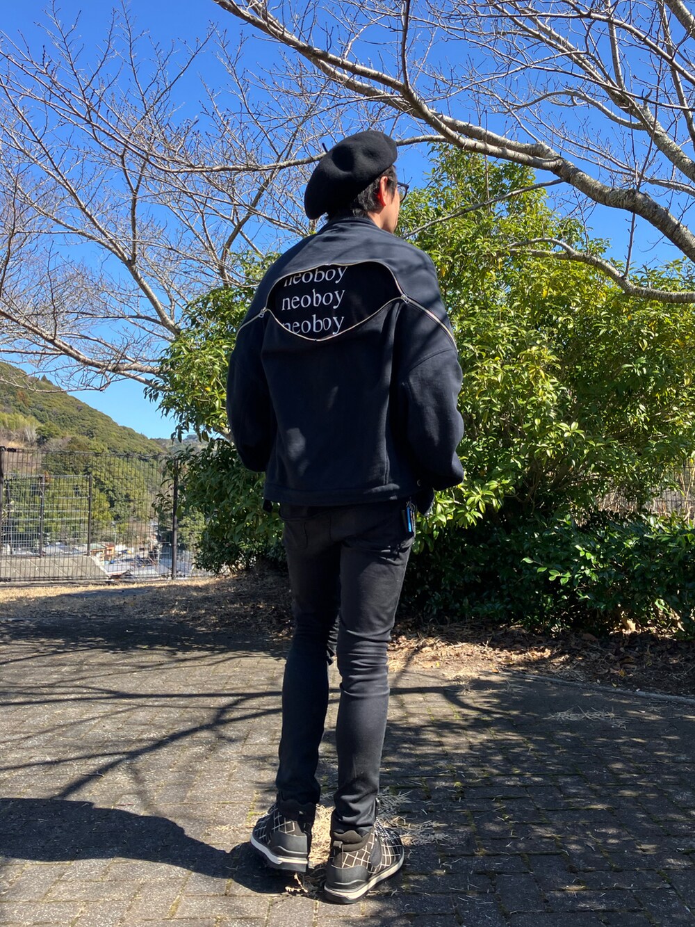 ブラック系のジャケット/アウター、ブラック系のTシャツ/カットソー、ブラック系のその他パンツを着用したメンズの冬コーディネートの2枚目の写真