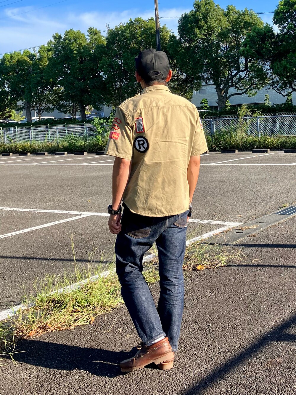 ベージュ系のシャツ/ブラウス、ブルー系のデニムパンツ、ブラウン系のモカシン/デッキシューズを着用したメンズの秋コーディネートの2枚目の写真