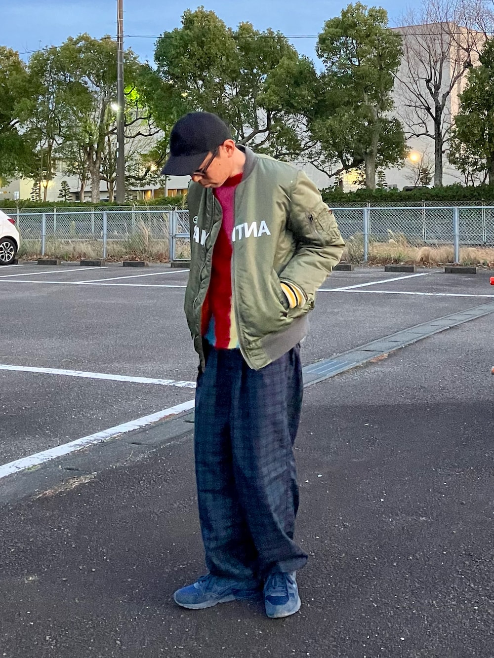 その他のニット/セーター、グリーン系のMA-1、グリーン系のその他パンツを着用したメンズの冬コーディネートの2枚目の写真