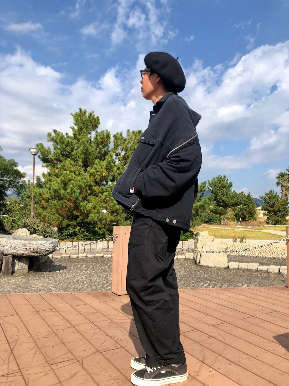 ブラック系のニット/セーター、ブラック系のジャケット/アウター、ブラック系のパンツを着用したメンズの秋コーディネートの2枚目の写真