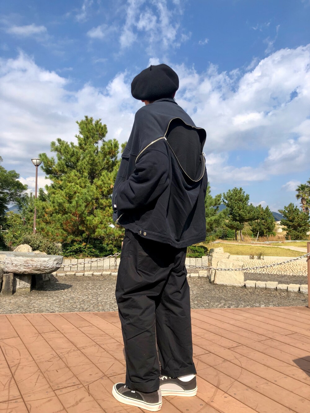 ブラック系のニット/セーター、ブラック系のジャケット/アウター、ブラック系のパンツを着用したメンズの秋コーディネートの3枚目の写真