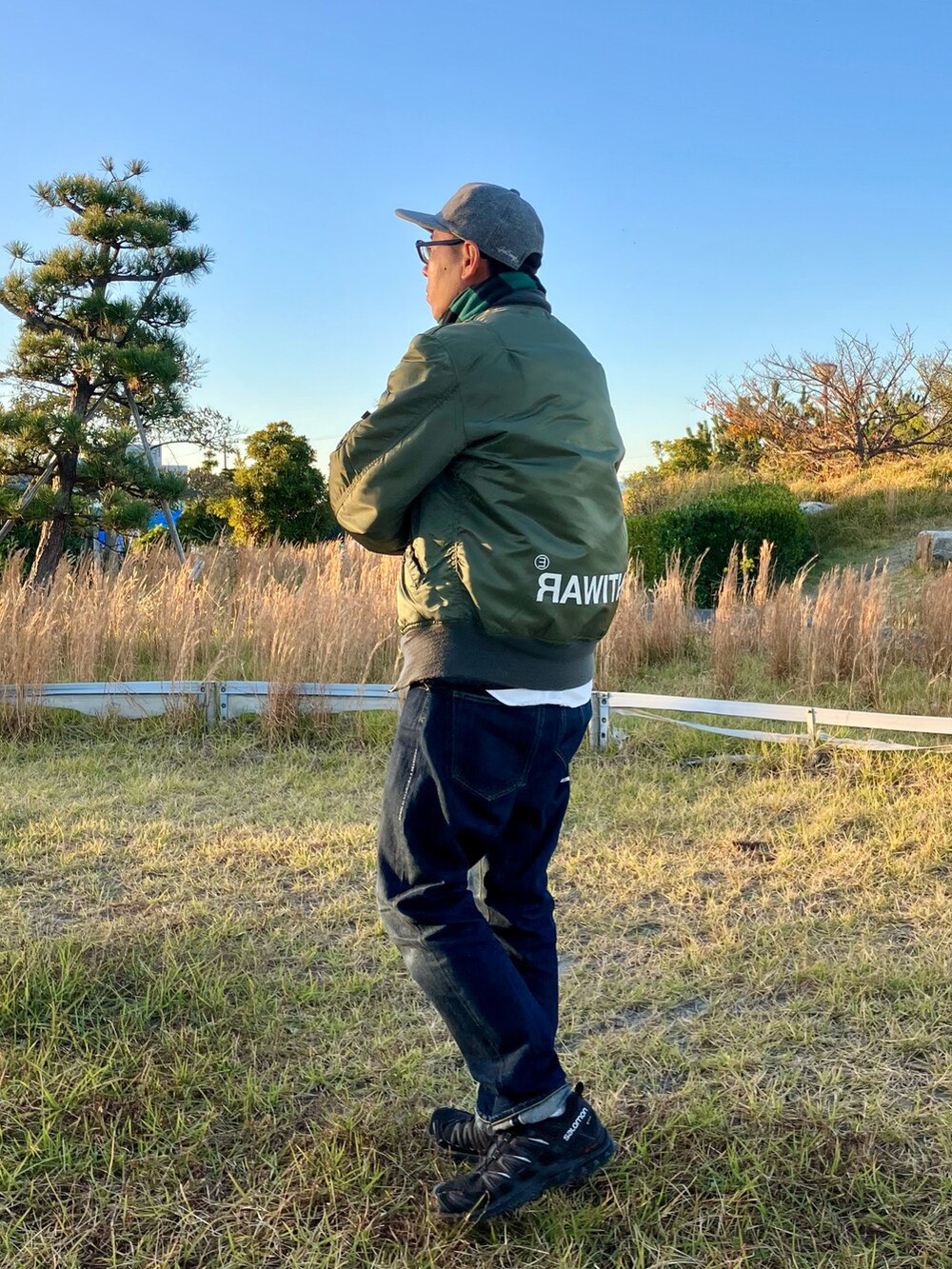 「休日スタイル、今日のコーデ、冬コーデ、裏原、ストリート、ミリタリー、MA-1、キャップ、デニムパンツ、スニーカー、マフラーぐるぐる、バッファローチェック、undercover、GOODENOUGH、SALOMON」｜「GOODENOUGHのアイテム（キャップ、グレー系）」を使った、Heroさん（メンズ・173cm）の秋コーディネートの2枚目の写真