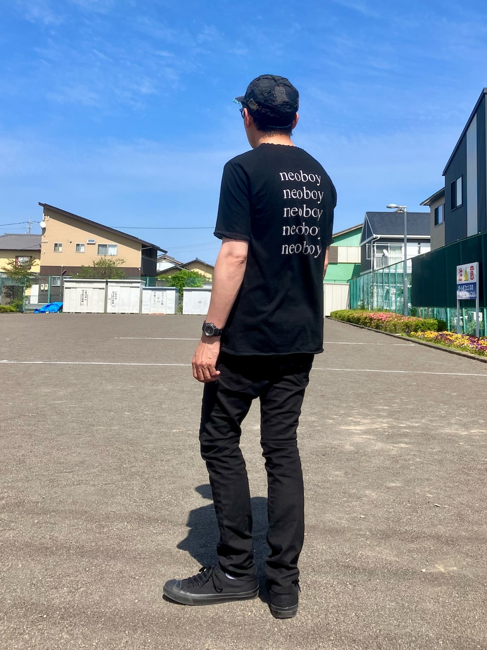 「休日スタイル、休日コーデ、オールブラック、モノトーン、黒、キャップ、Tシャツ、スキニー、スキニーパンツ、黒スキニー、スニーカー、コンバース、ジャックパーセル、undercover、パティスミス」｜「Undercoverismのアイテム（Tシャツ/カットソー、ブラック系）」を使った、Heroさん（メンズ・173cm）の春コーディネートの2枚目の写真