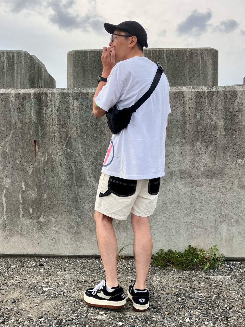 ブラック系のスニーカー、ホワイト系のTシャツ/カットソー、ホワイト系のその他パンツを着用したメンズの秋コーディネートの3枚目の写真