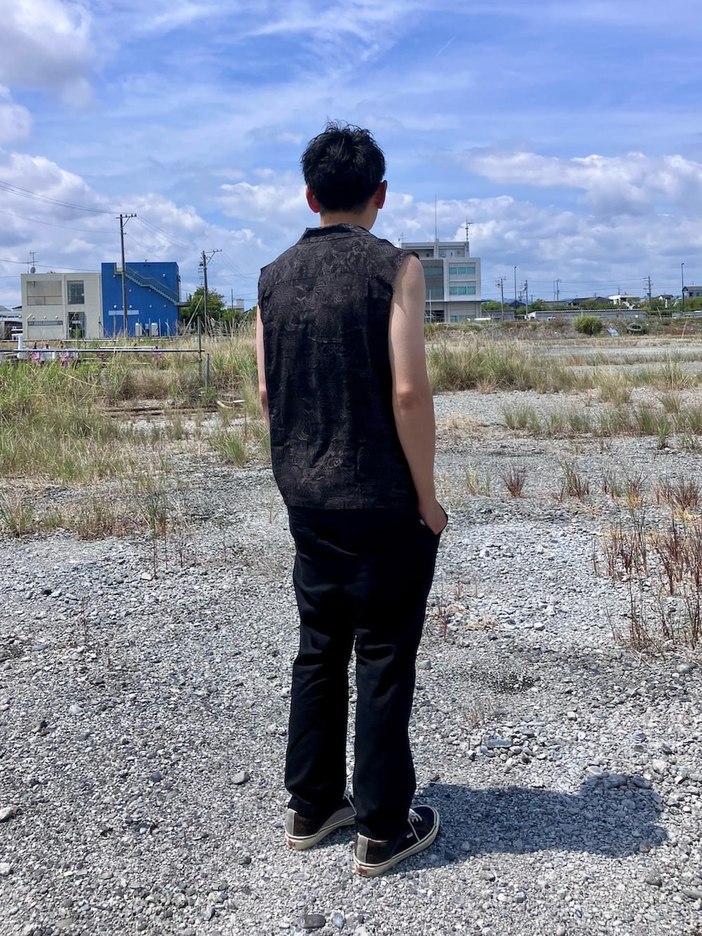 ブラック系のシャツ/ブラウス、ブラック系のパンツ、ブラック系のスニーカーを着用したメンズの夏コーディネートの2枚目の写真
