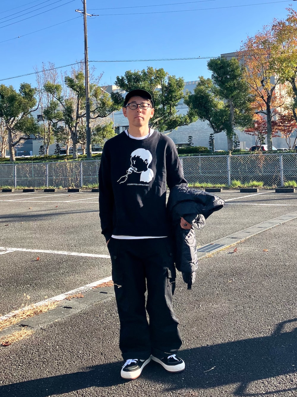 ブラック系のスニーカー、ブラック系のスウェット、ブラック系のジャケット/アウターを着用したメンズの秋コーディネートの2枚目の写真