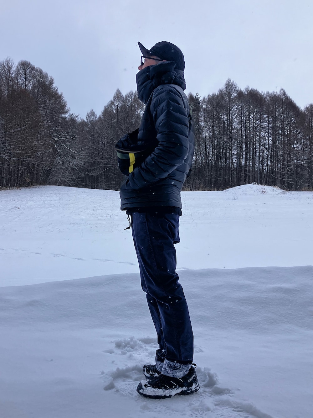 ブラック系のブルゾン、ブルー系のチノパンツ、ブラック系のスニーカーを着用したメンズの冬コーディネートの2枚目の写真