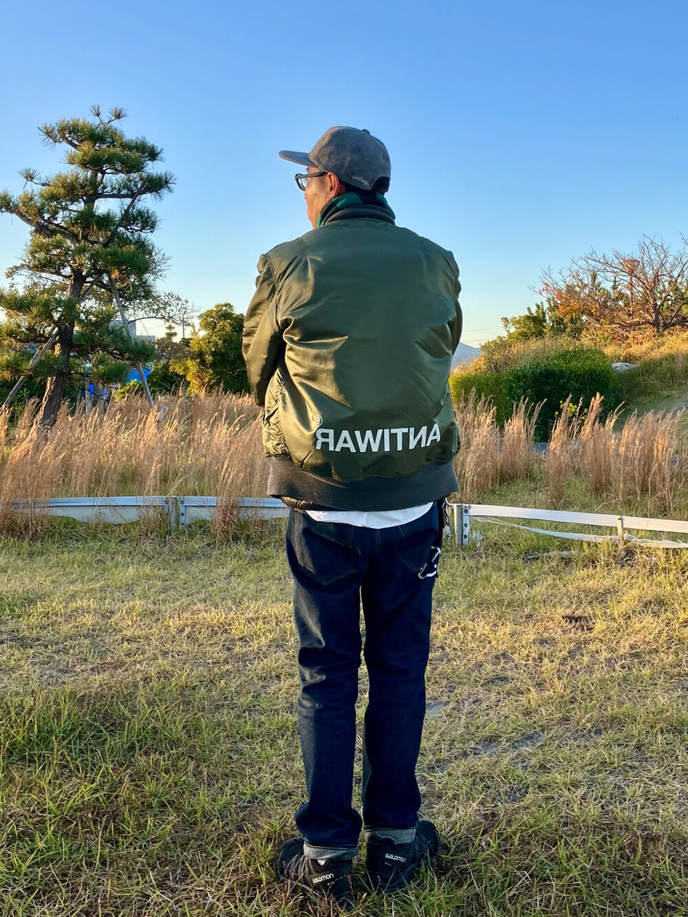 「休日スタイル、今日のコーデ、冬コーデ、裏原、ストリート、ミリタリー、MA-1、キャップ、デニムパンツ、スニーカー、マフラーぐるぐる、バッファローチェック、undercover、GOODENOUGH、SALOMON」｜「GOODENOUGHのアイテム（キャップ、グレー系）」を使った、Heroさん（メンズ・173cm）の秋コーディネートの3枚目の写真