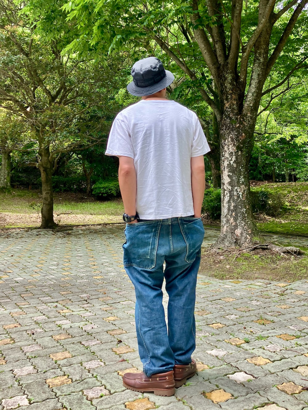 「休日スタイル、休日コーデ、初夏コーデ、カジュアルコーデ、ラフコーデ、デニムコーデ、Tシャツ、ロゴT、ハット、デニム、ワークパンツ、デッキシューズ、迷彩、裏原、ストリート」｜「A BATHING APEのアイテム（Tシャツ/カットソー、ホワイト系）」を使った、Heroさん（メンズ・173cm）の春コーディネートの2枚目の写真