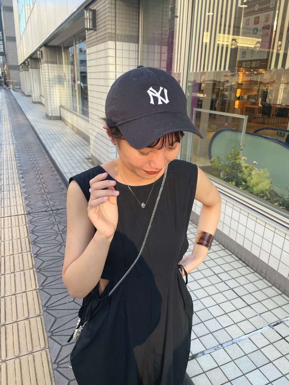 ブラック系のサンダル、ブラック系のつなぎ/オールインワン、シルバー系のスマホケース/カバーを着用したレディースの夏コーディネートの3枚目の写真