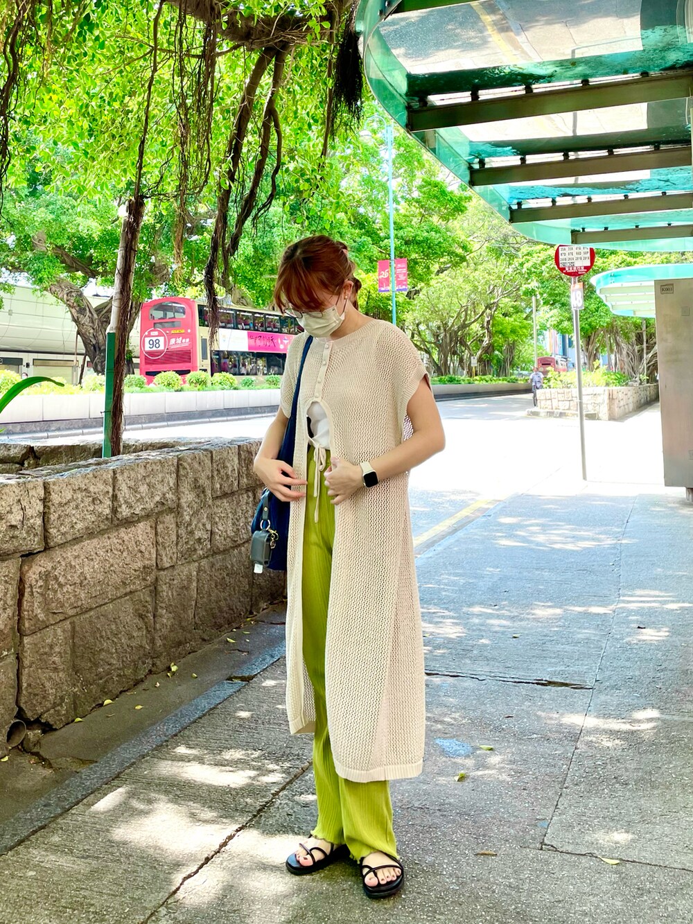 ベージュ系のワンピース、ブラック系のサンダル、グリーン系のその他パンツを着用したレディースの夏コーディネートの2枚目の写真