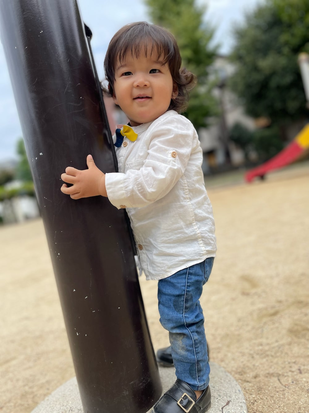 ブルー系のデニムパンツ、ホワイト系のシャツ/ブラウスを着用したキッズの秋コーディネートの2枚目の写真