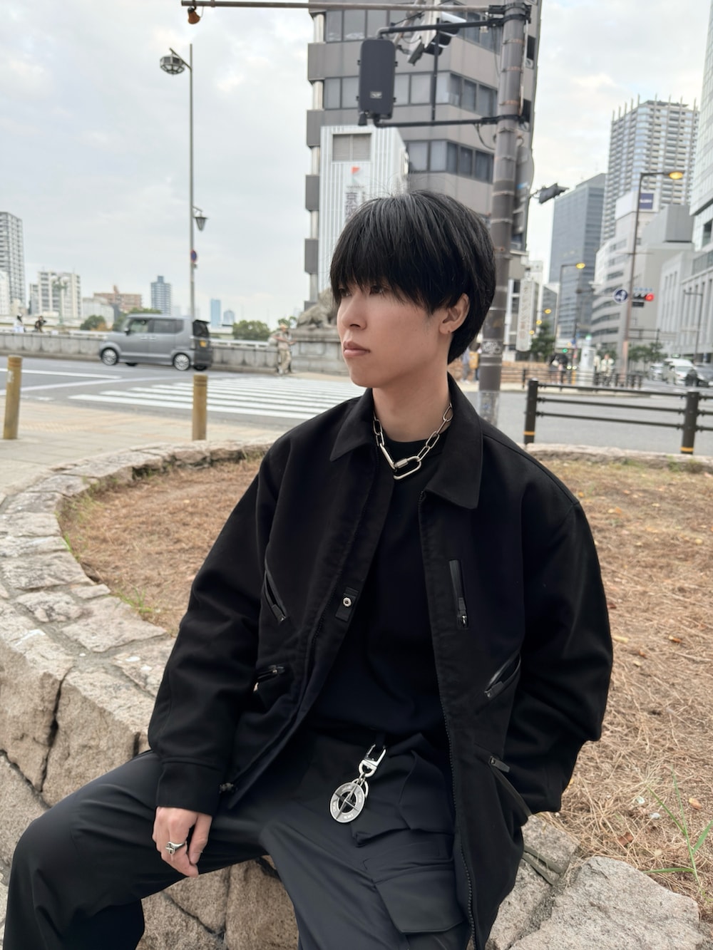 「レザー、秋冬コーデ、お出かけコーデ、オトナカジュアル、メンズコーデ、休日コーデ、カジュアルコーデ、カーゴパンツ、オールブラック、ブラックコーデ、秋のコーデ、大人カジュアル、いいね、save、フォローお願いします🤑、モノトーン、秋服コーデ」｜「ACRONYMのアイテム（ジャケット/アウター、ブラック系）」を使った、げさん（メンズ・171cm）の秋コーディネートの3枚目の写真