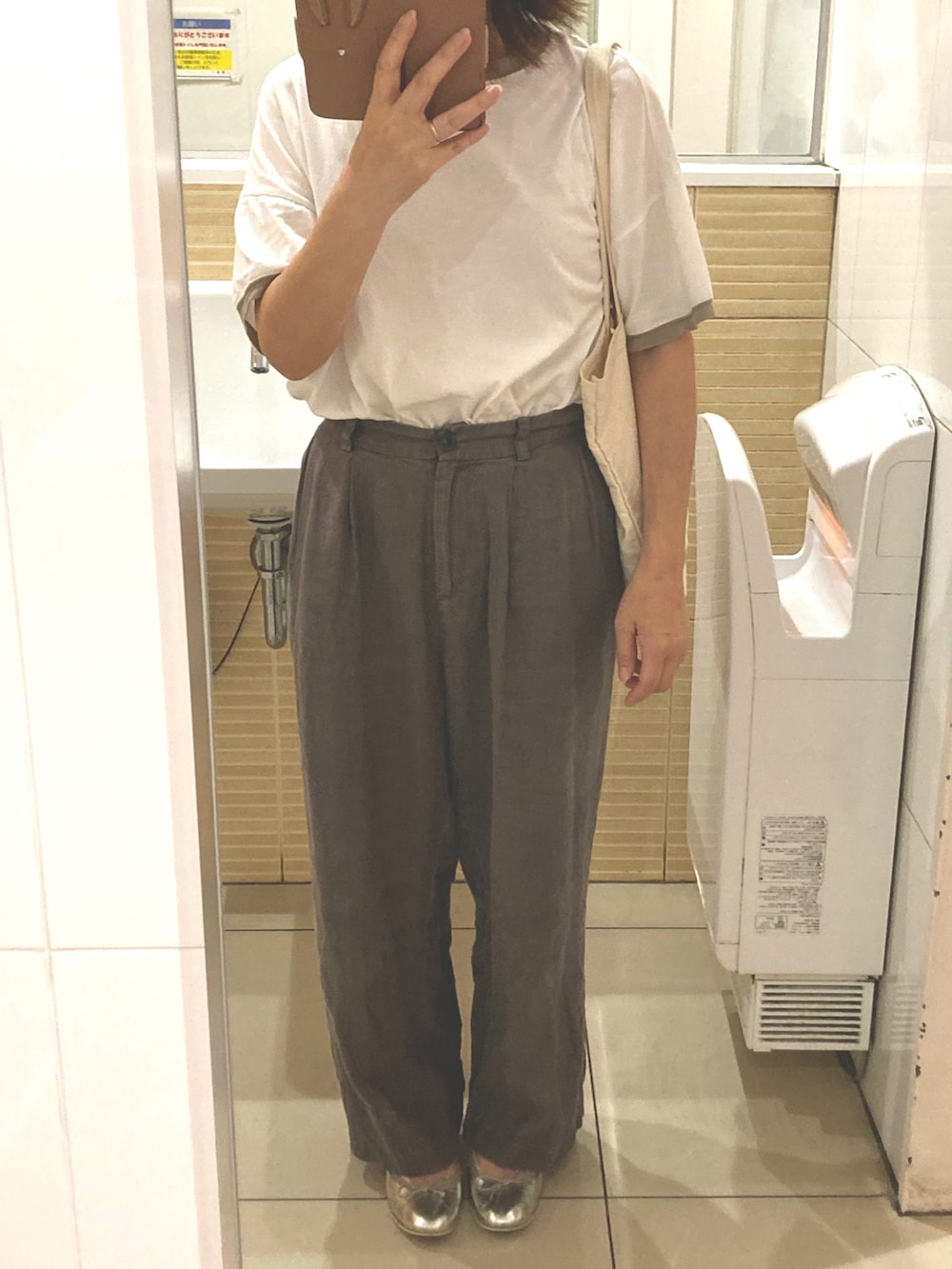 グレー系のその他パンツ、ホワイト系のTシャツ/カットソーを着用したレディースの夏コーディネートの2枚目の写真