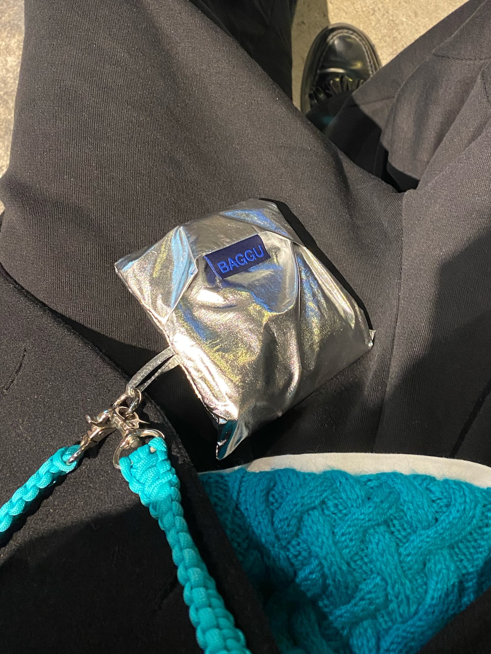 ブルー系のニット/セーター、ピンク系のペットグッズを着用したメンズの冬コーディネートの2枚目の写真