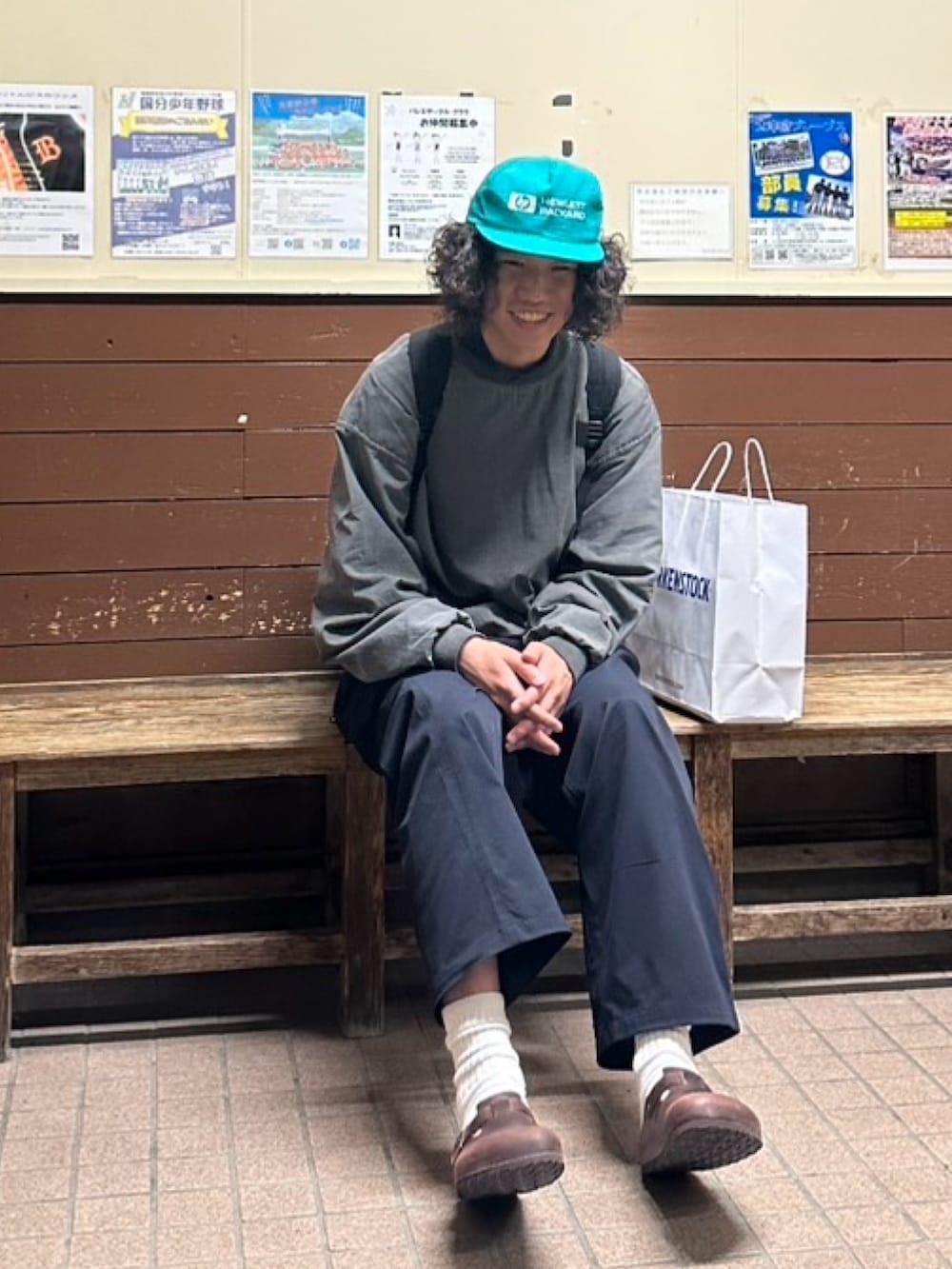 ブルー系のその他パンツ、ブラウン系のサンダル、グリーン系のキャップを着用したメンズの春コーディネートの2枚目の写真