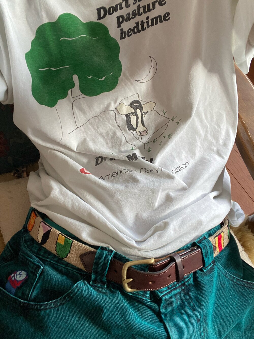 ブラウン系のシューズ、グリーン系のデニムパンツ、レッド系のTシャツ/カットソーを着用したメンズの秋コーディネートの2枚目の写真