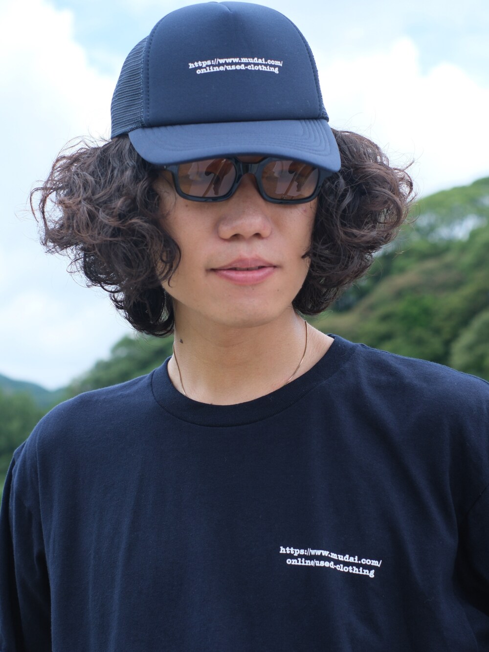ブルー系のTシャツ/カットソー、ブルー系のキャップを着用したメンズの夏コーディネートの2枚目の写真