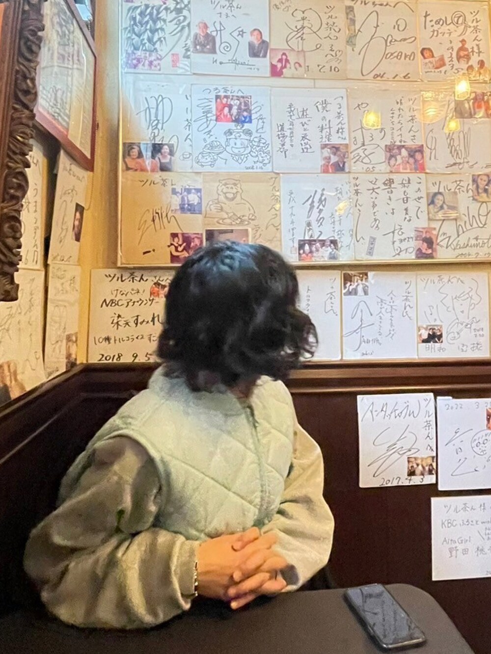 ブルー系のダウンベスト、グリーン系のトートバッグを着用したメンズの冬コーディネートの2枚目の写真