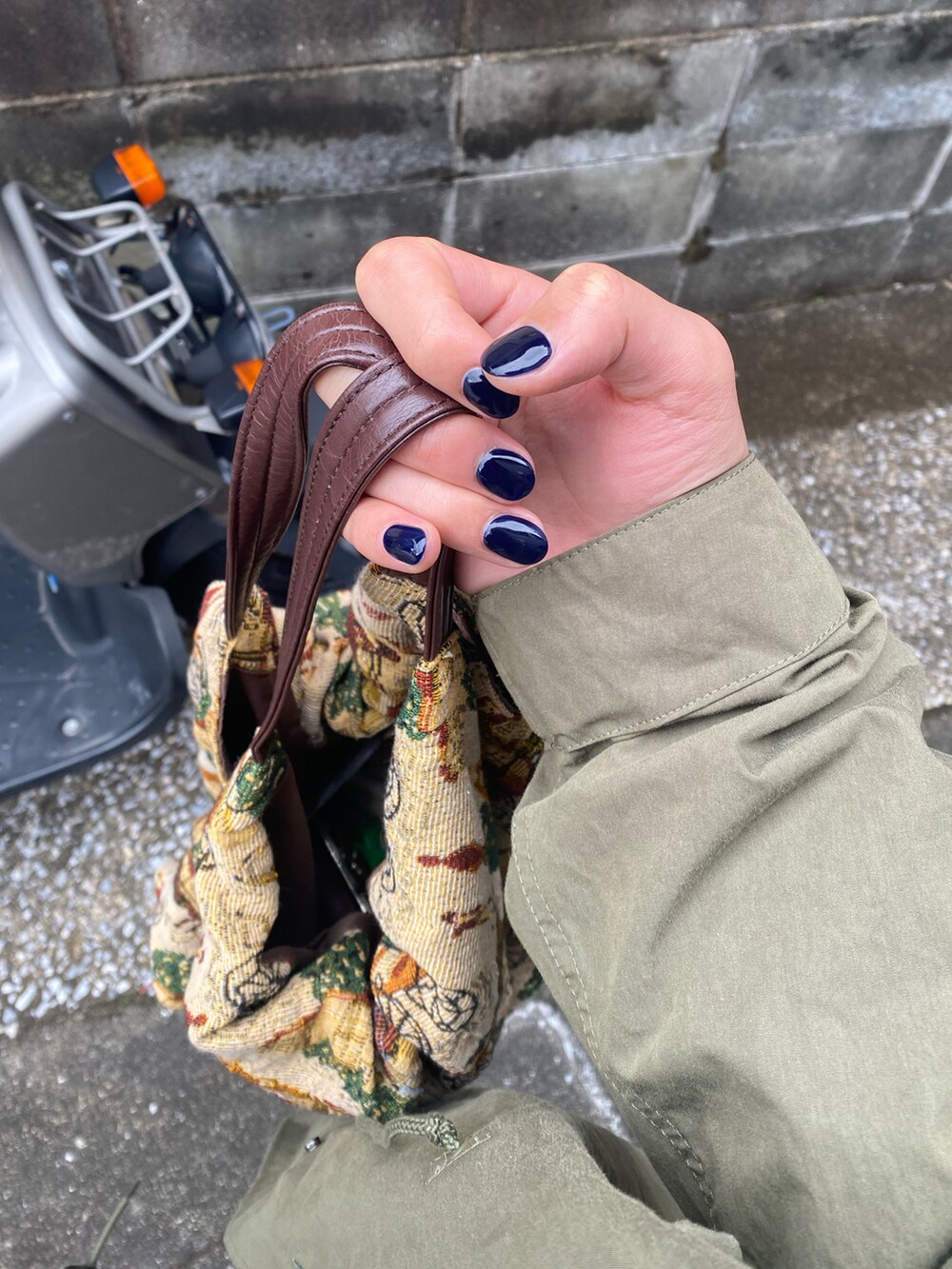 ブルー系のマニキュア/ジェルネイルを着用したメンズの春コーディネートの2枚目の写真