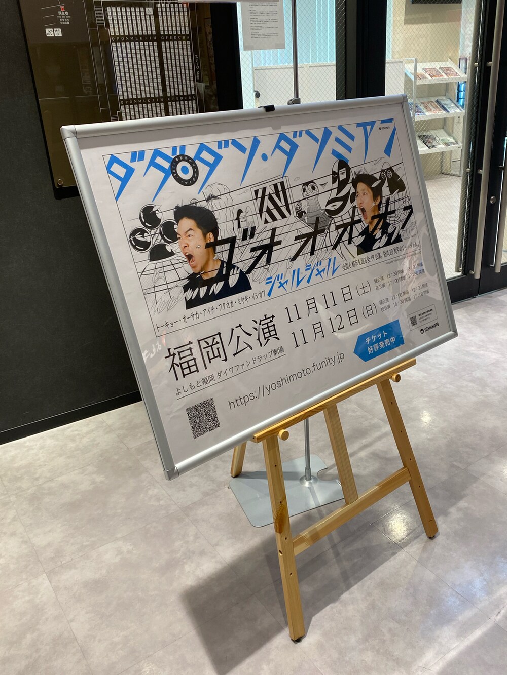 ブルー系のダウンベスト、グレー系のスウェット、ブルー系のスウェットパンツを着用したメンズの秋コーディネートの3枚目の写真