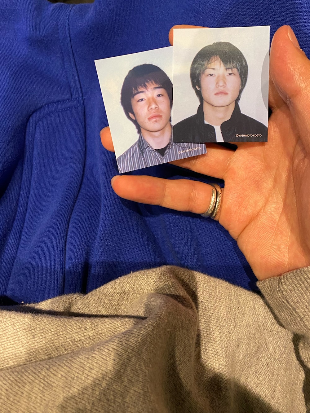 ブルー系のダウンベスト、グレー系のスウェット、ブルー系のスウェットパンツを着用したメンズの秋コーディネートの4枚目の写真