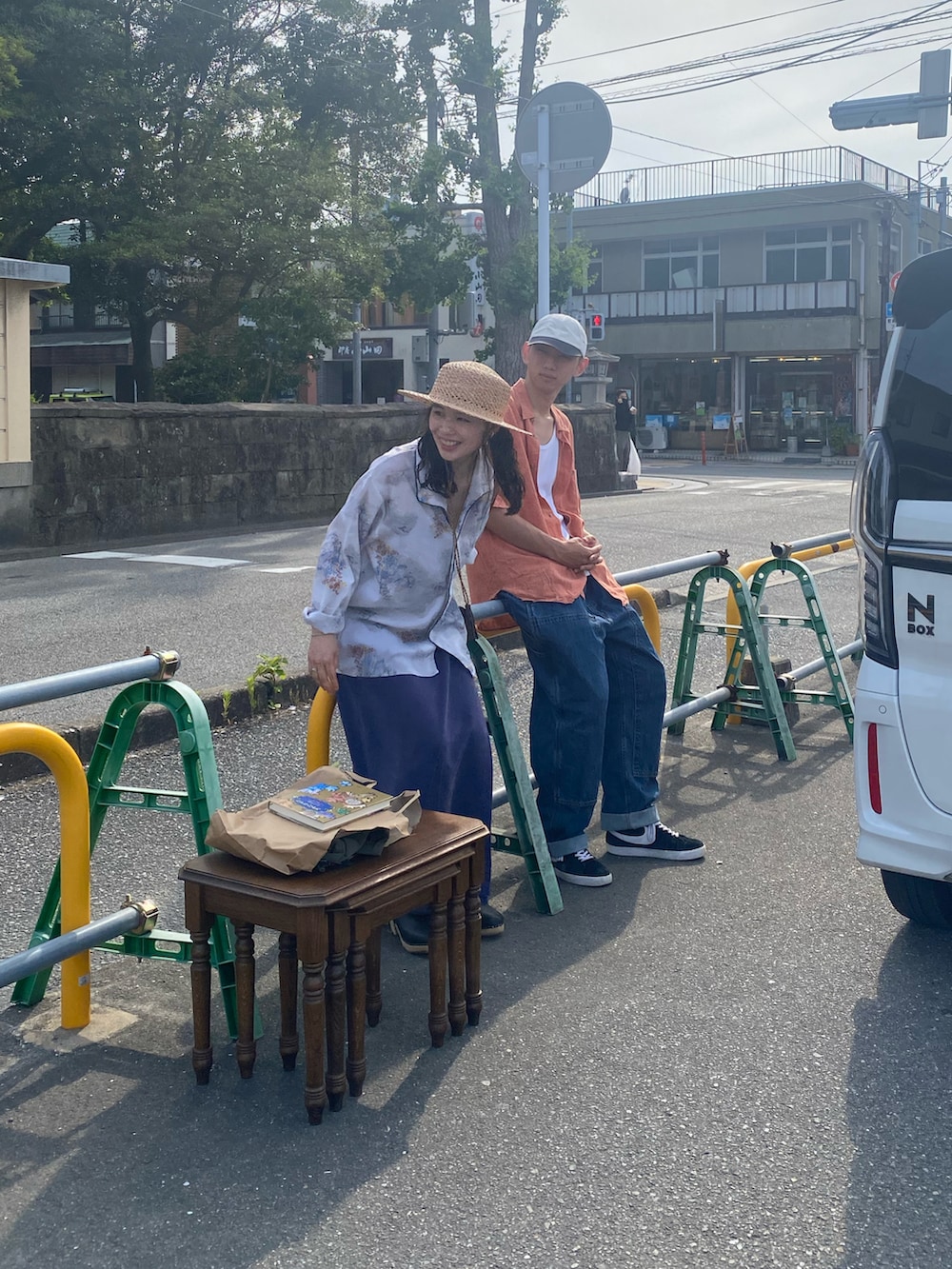 ブルー系のその他パンツ、ブルー系のシャツ/ブラウス、ブラック系のドレスシューズを着用したメンズの夏コーディネートの2枚目の写真