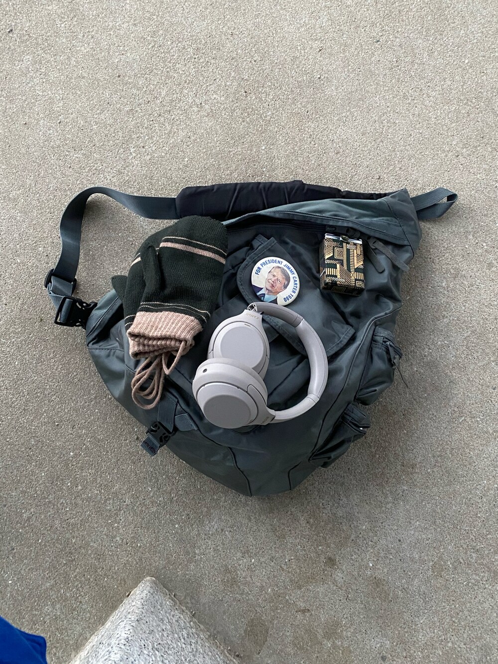 ブラック系のダウンジャケット/コート、ブルー系のスウェットパンツ、ブラック系のスニーカーを着用したメンズの冬コーディネートの2枚目の写真