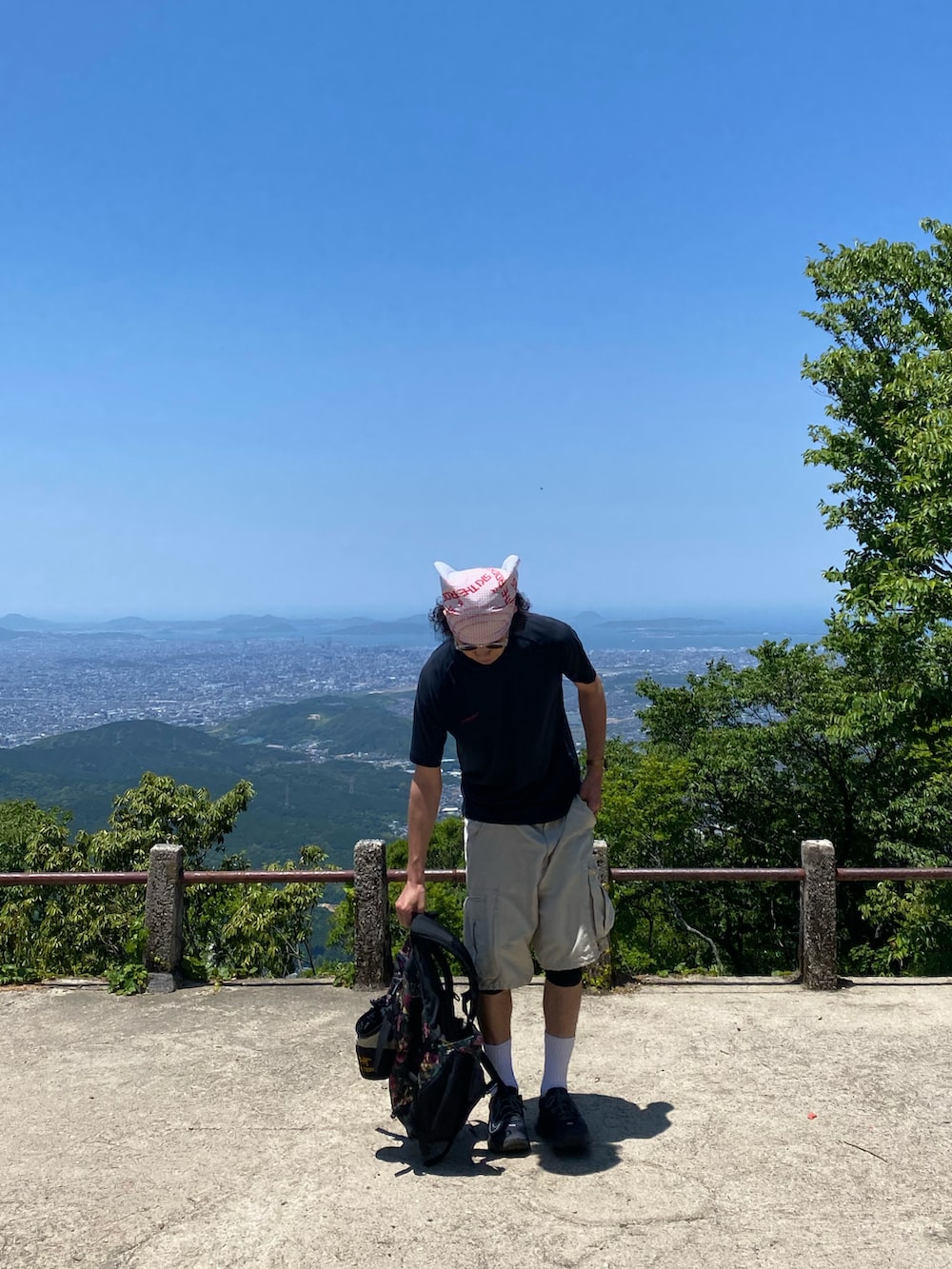 ブラック系のスニーカー、ブラック系のTシャツ/カットソー、レッド系のバンダナ/スカーフを着用したメンズの夏コーディネートの2枚目の写真