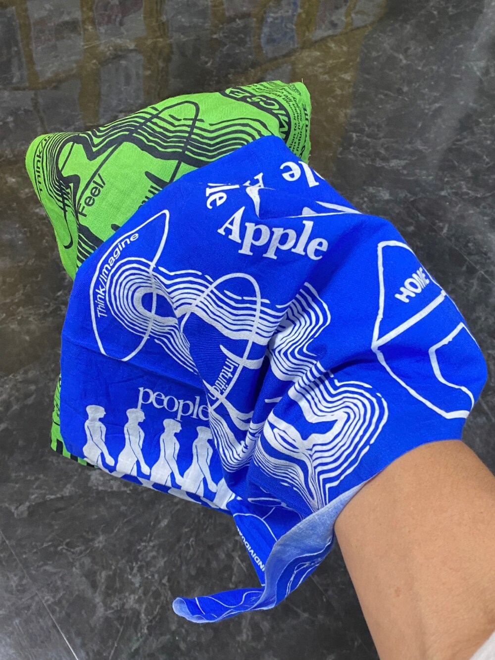 ブラウン系のシューズ、ブラック系のスラックス、ホワイト系のTシャツ/カットソーを着用したメンズの夏コーディネートの2枚目の写真