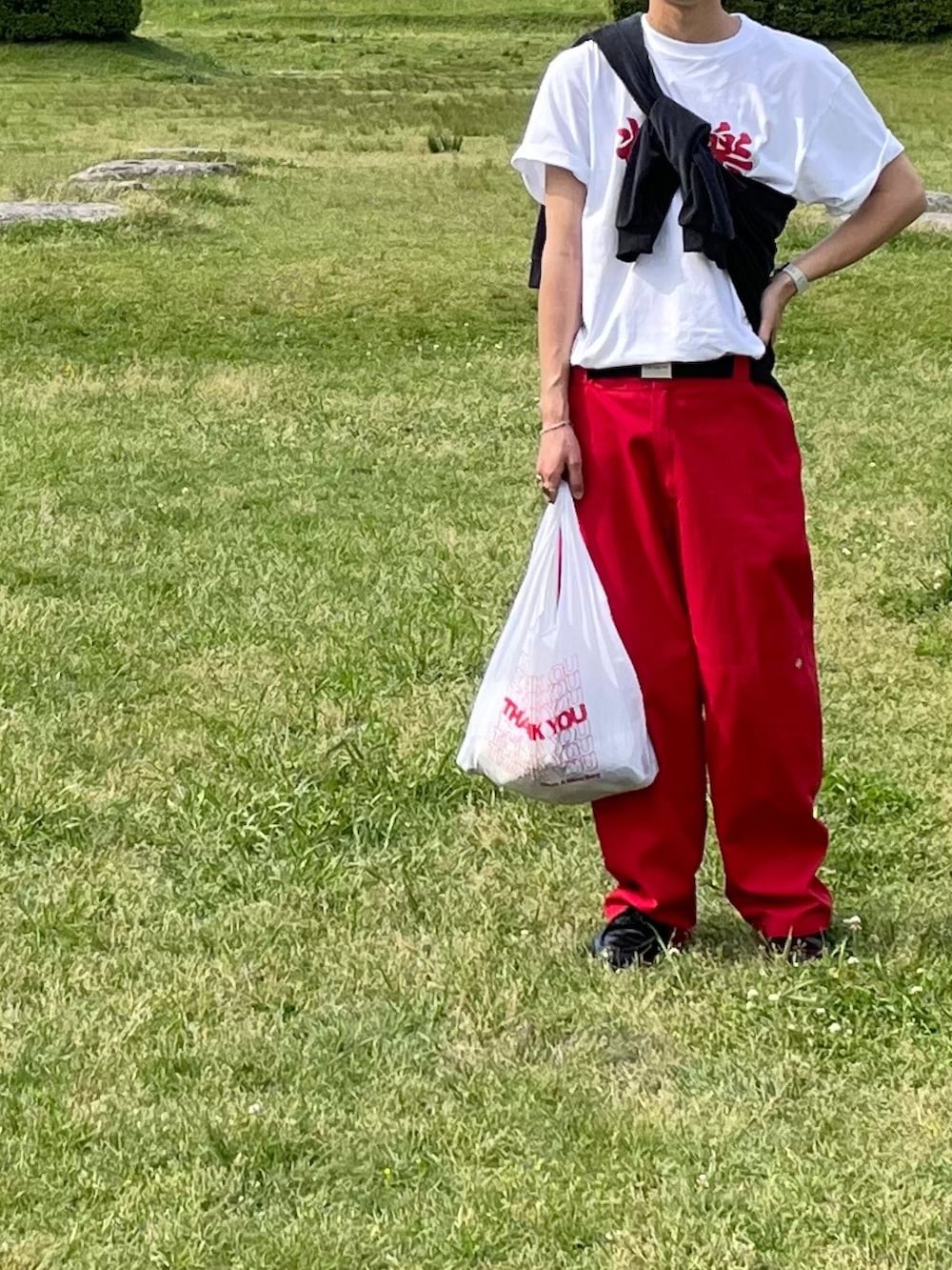 ホワイト系のTシャツ/カットソー、レッド系のパンツ、ブラック系のローファーを着用したメンズの春コーディネートの2枚目の写真