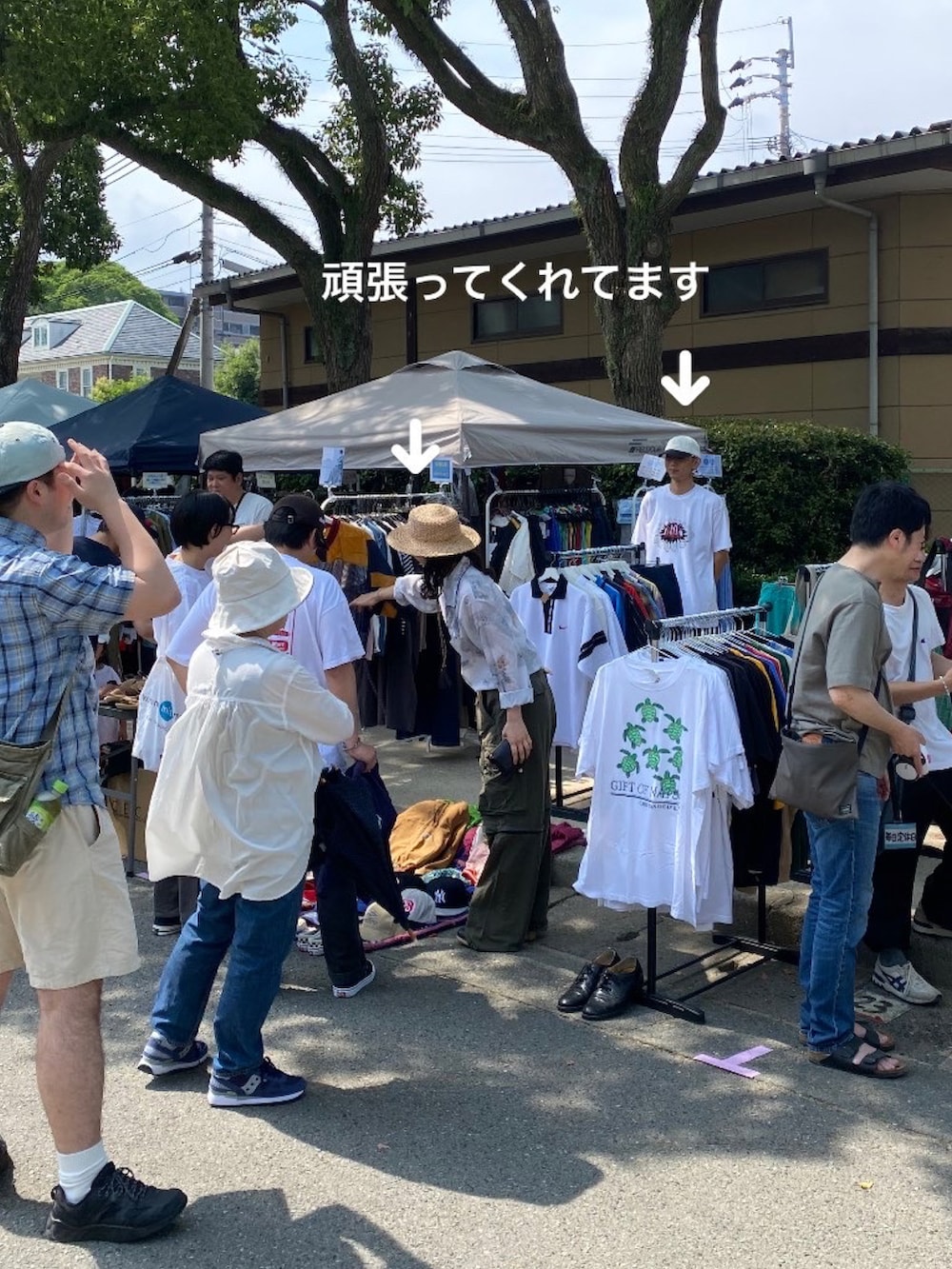 ブルー系のその他パンツ、ブルー系のシャツ/ブラウス、ブラック系のドレスシューズを着用したメンズの夏コーディネートの3枚目の写真