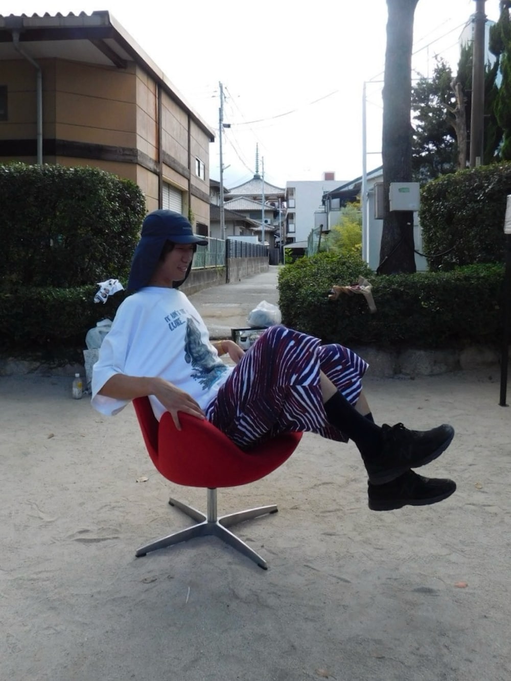 ブルー系のボディバッグ/ウエストポーチ、ブルー系のパンツ、ブルー系のキャップを着用したメンズの夏コーディネートの2枚目の写真