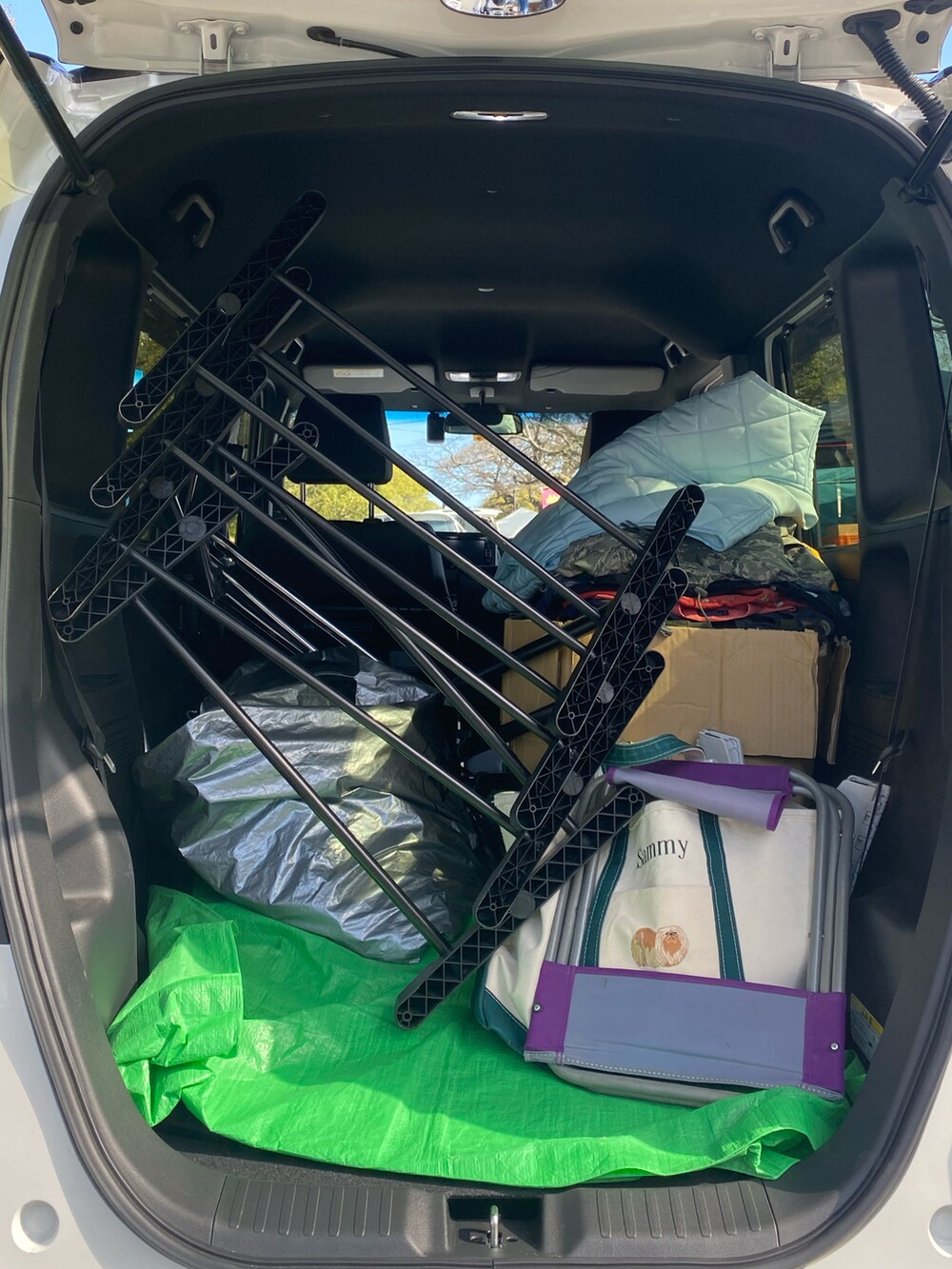 ホワイト系のTシャツ/カットソー、ブルー系のブルゾン、ブラック系のキャップを着用したメンズの冬コーディネートの3枚目の写真