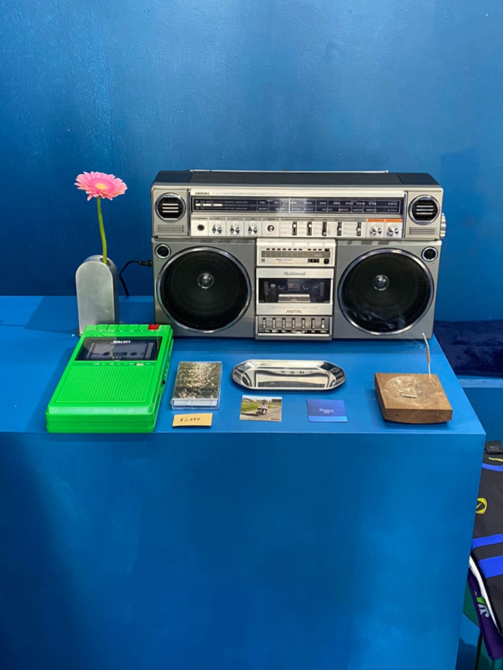 ブルー系のナイロンジャケット、ブラウン系のシューズ、ブルー系のマフラーを着用したメンズの冬コーディネートの2枚目の写真