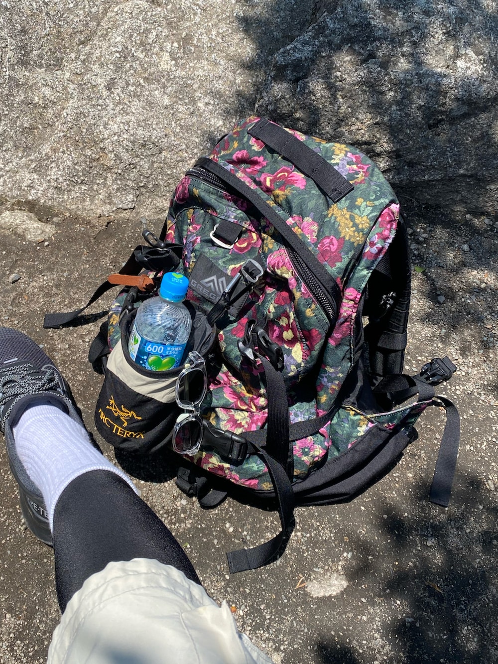 ブラック系のスニーカー、ブラック系のTシャツ/カットソー、レッド系のバンダナ/スカーフを着用したメンズの夏コーディネートの3枚目の写真