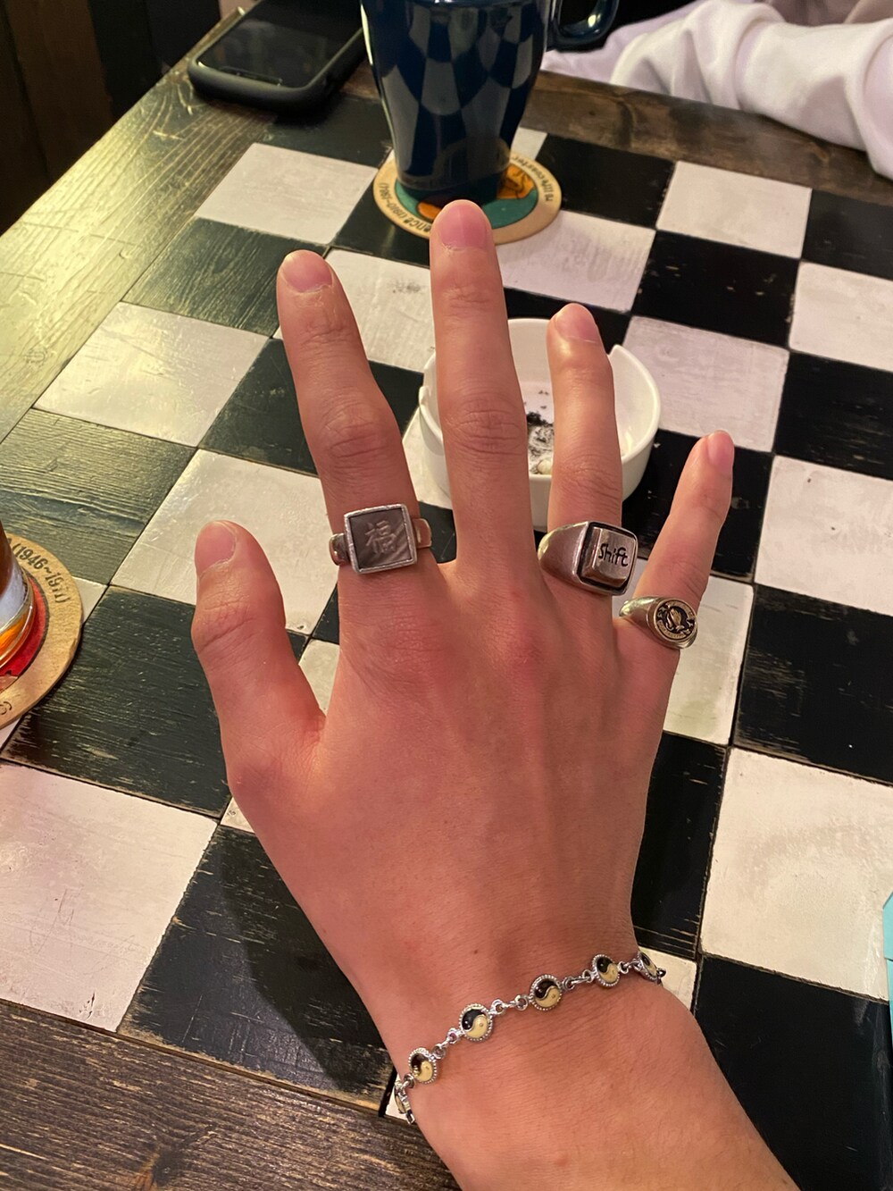 ホワイト系のTシャツ/カットソー、レッド系のパンツ、ブラック系のローファーを着用したメンズの春コーディネートの3枚目の写真