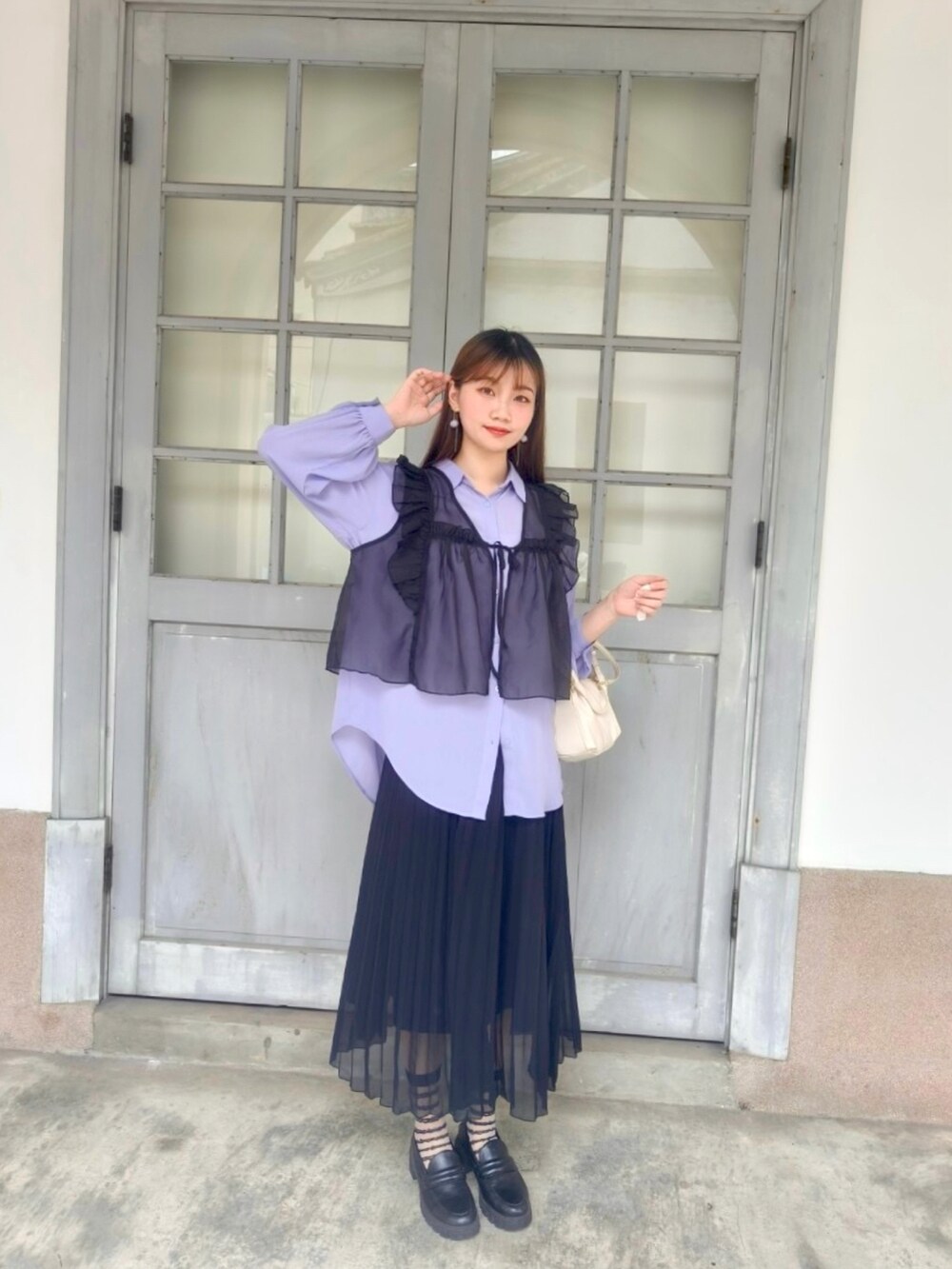 ブラック系のトップス、パープル系のシャツ/ブラウスを着用したレディースの夏コーディネートの2枚目の写真